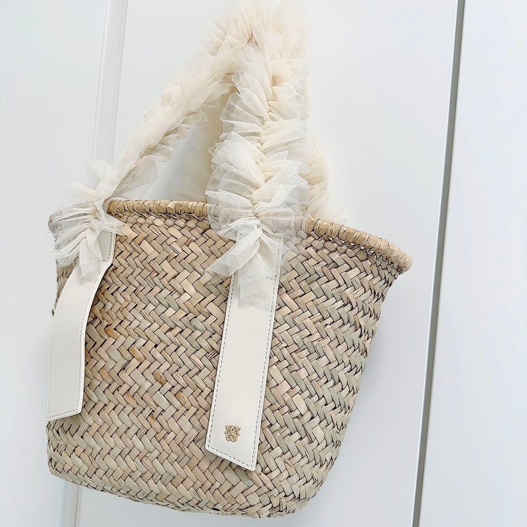 スナイデル　フリル付きベージュストローバッグ