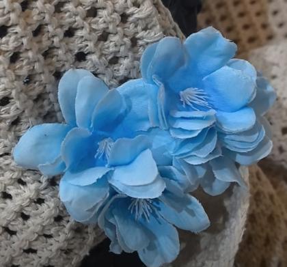 青い花のコサージュ 3つの花