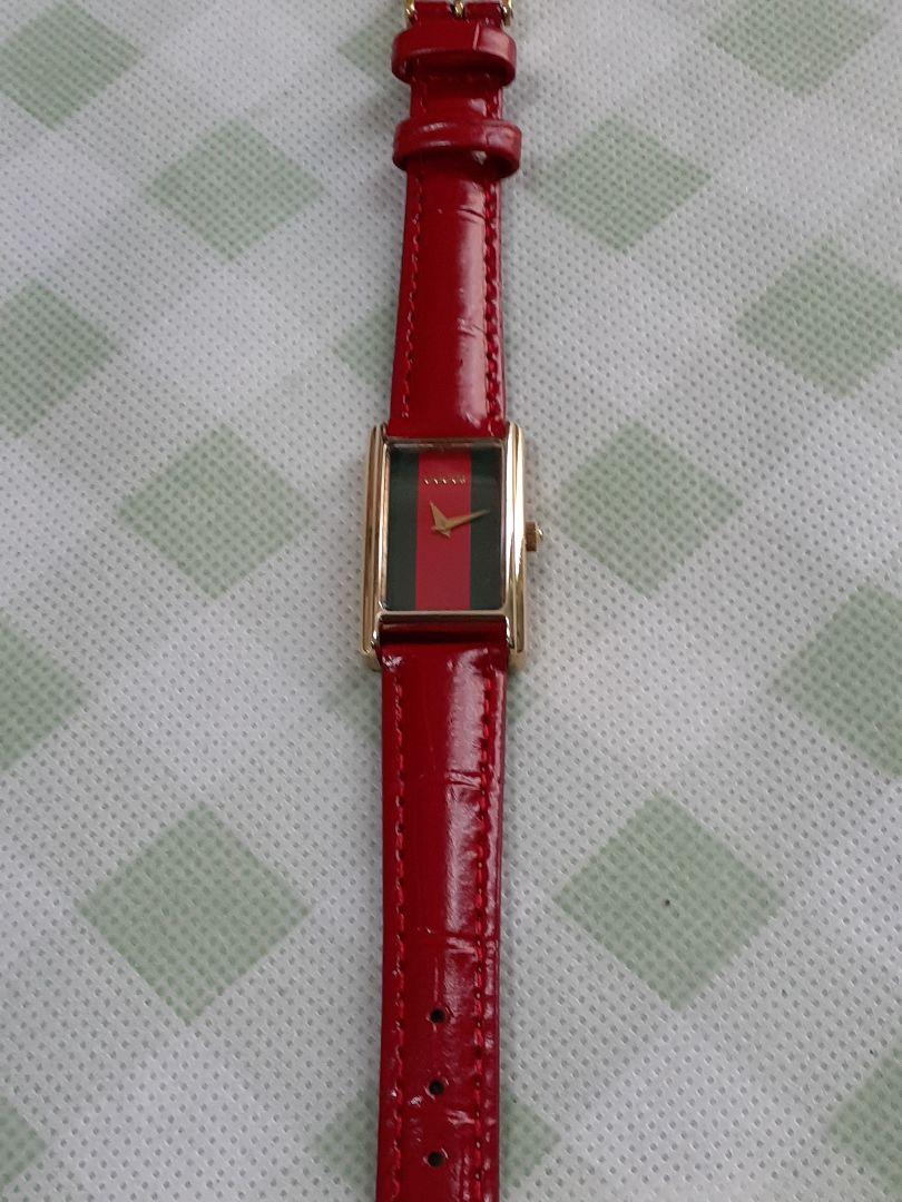 GUCCI レザー時計 レッドグリーン グッチの腕時計「G-タイムレス」新作、ビー モチーフを描いた