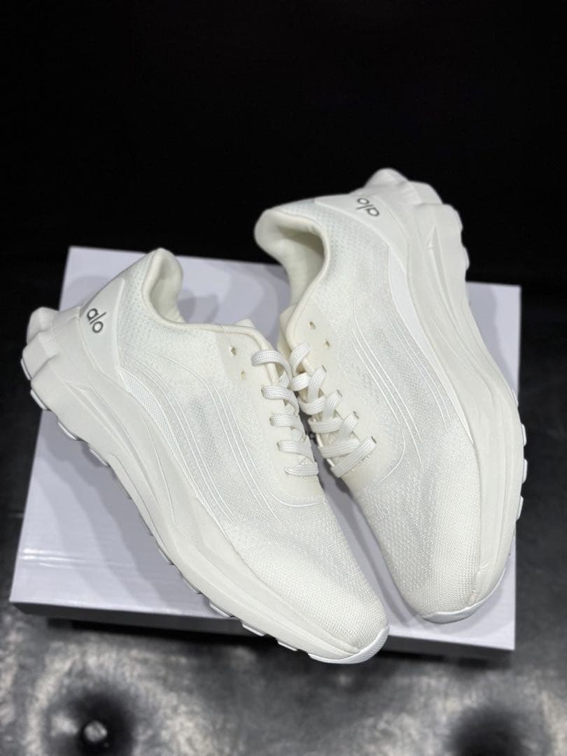 Alo Yoga Alo Runner ロー カット ランニングシューズ23.5