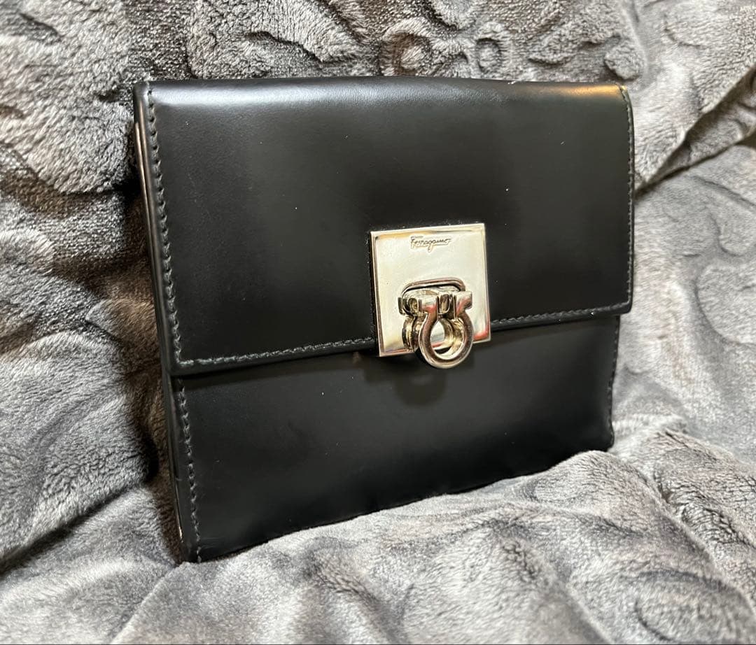 Salvatore Ferragamoニつ折り財布 コンパクトウォレット