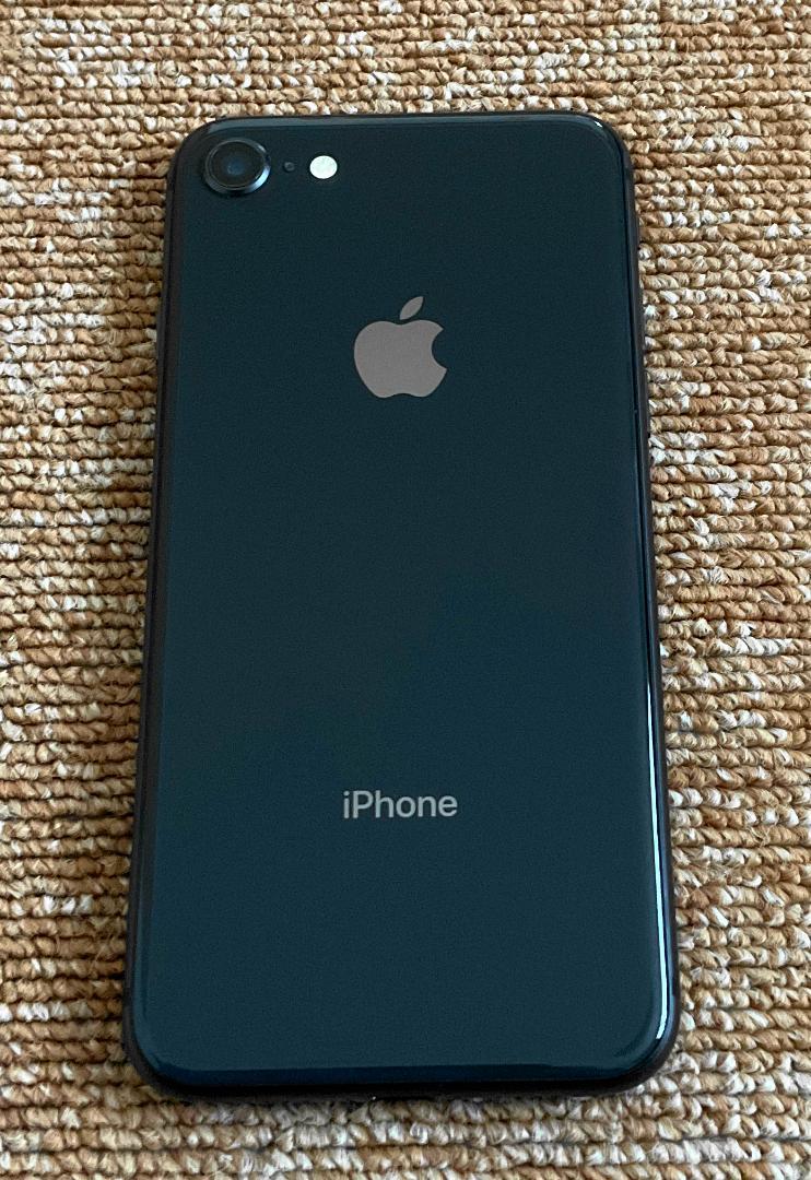 贅沢品 iPhone8/スペースグレイ/64GB/SIMロックなし/バッテリー状態80