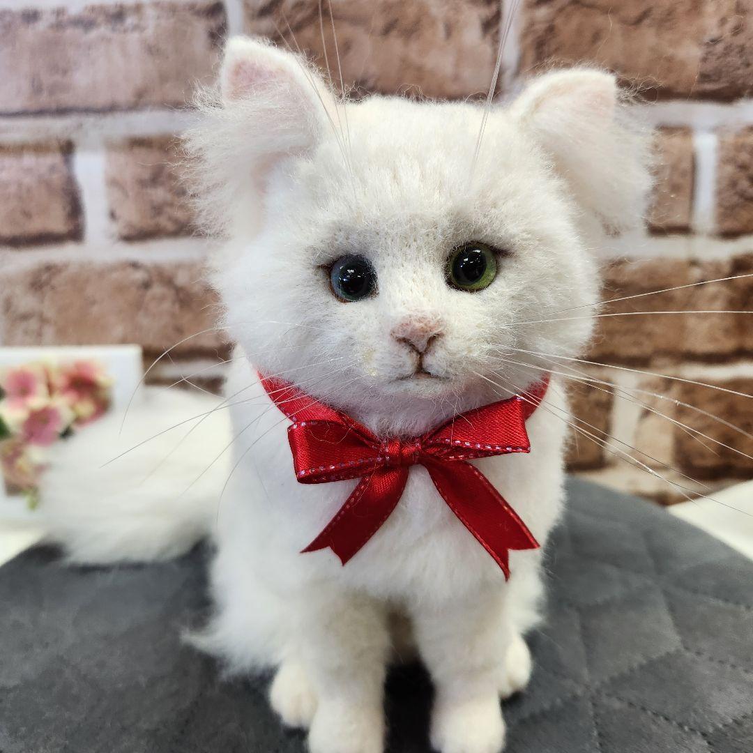 羊毛フェルト*オッドアイ白猫 ちゃん*ぬいぐるみ 赤リボン 約20cm
