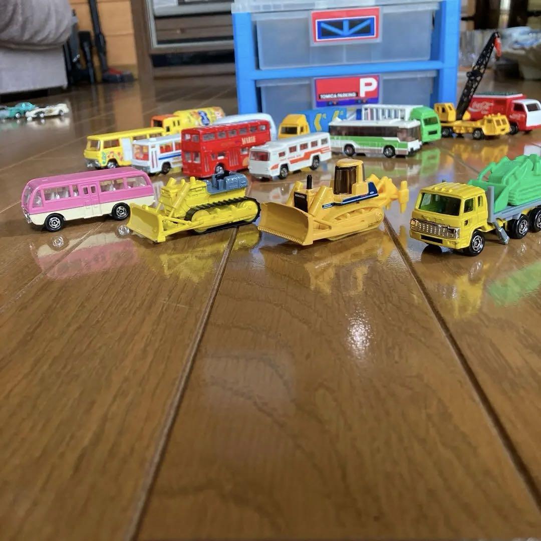 人気沸騰ブラドン トミカ他ミニカー22台セット＋トミカパーキング - メルカリ ミニカー