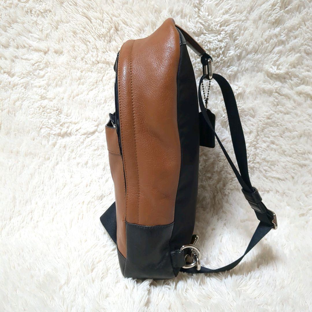 COACH　レザーボディバッグ　F71751　チャーム付き　ブラック×ブラウン