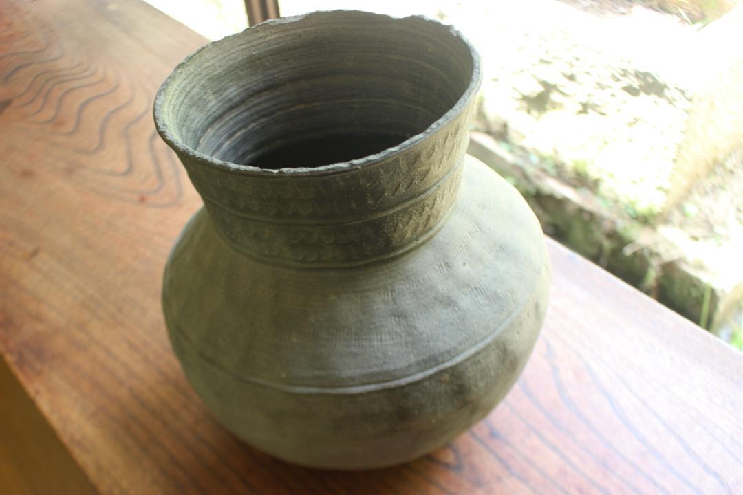 須恵器?珠洲焼?ぽってりな形に波状紋の映える大壺(