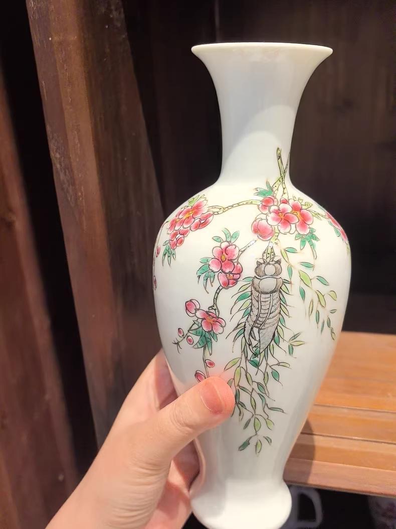 花とセミの陶器一輪挿し