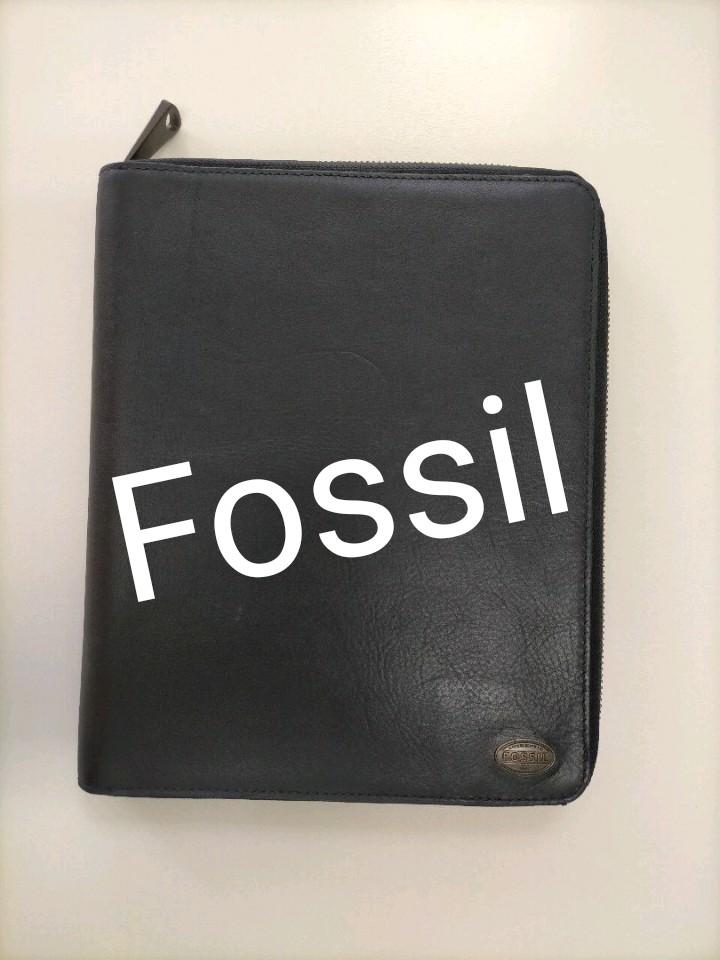 FOSSILのiPad用タブレットフォルダーです
