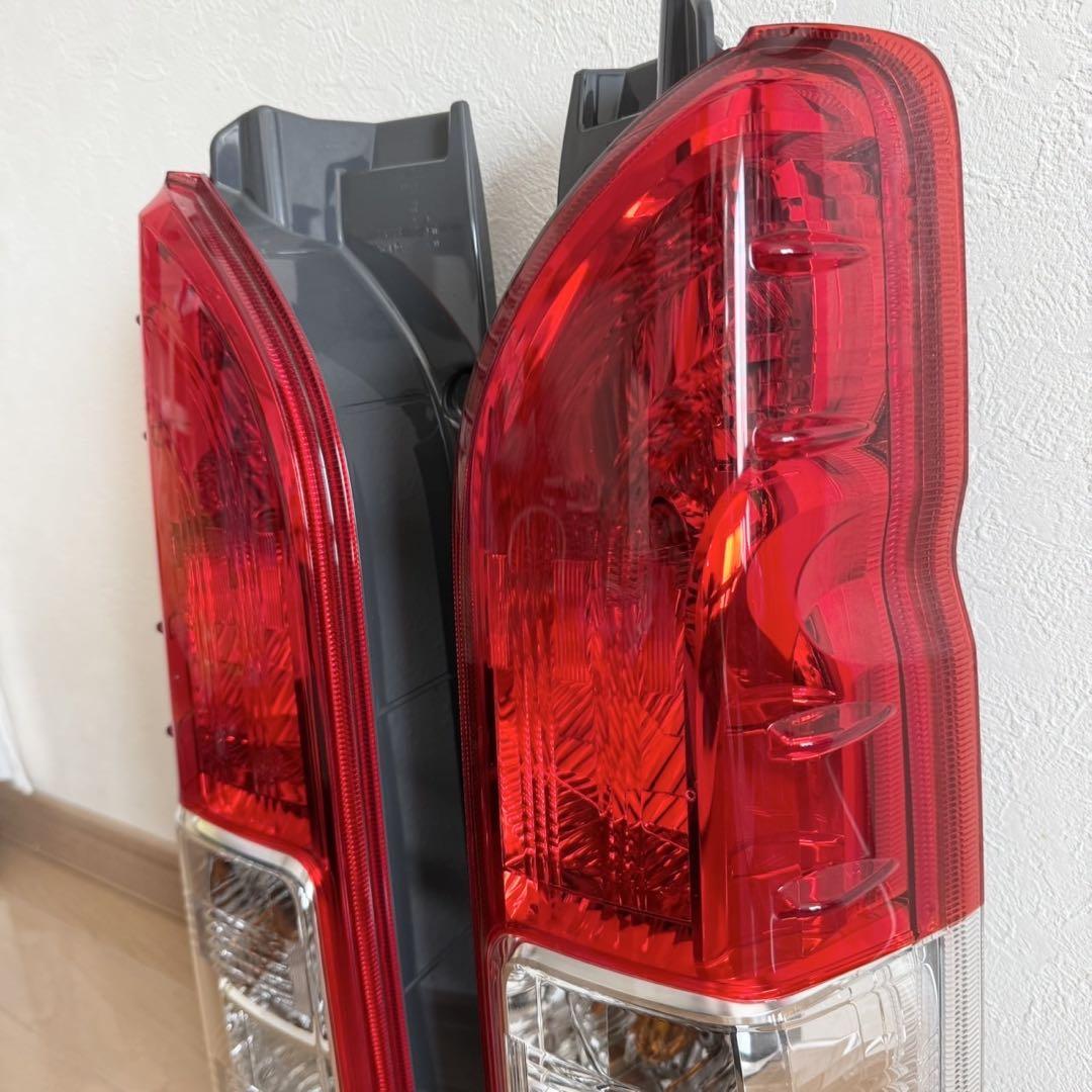 新車外し　ハイエース　テールランプ　純正　新品未使用