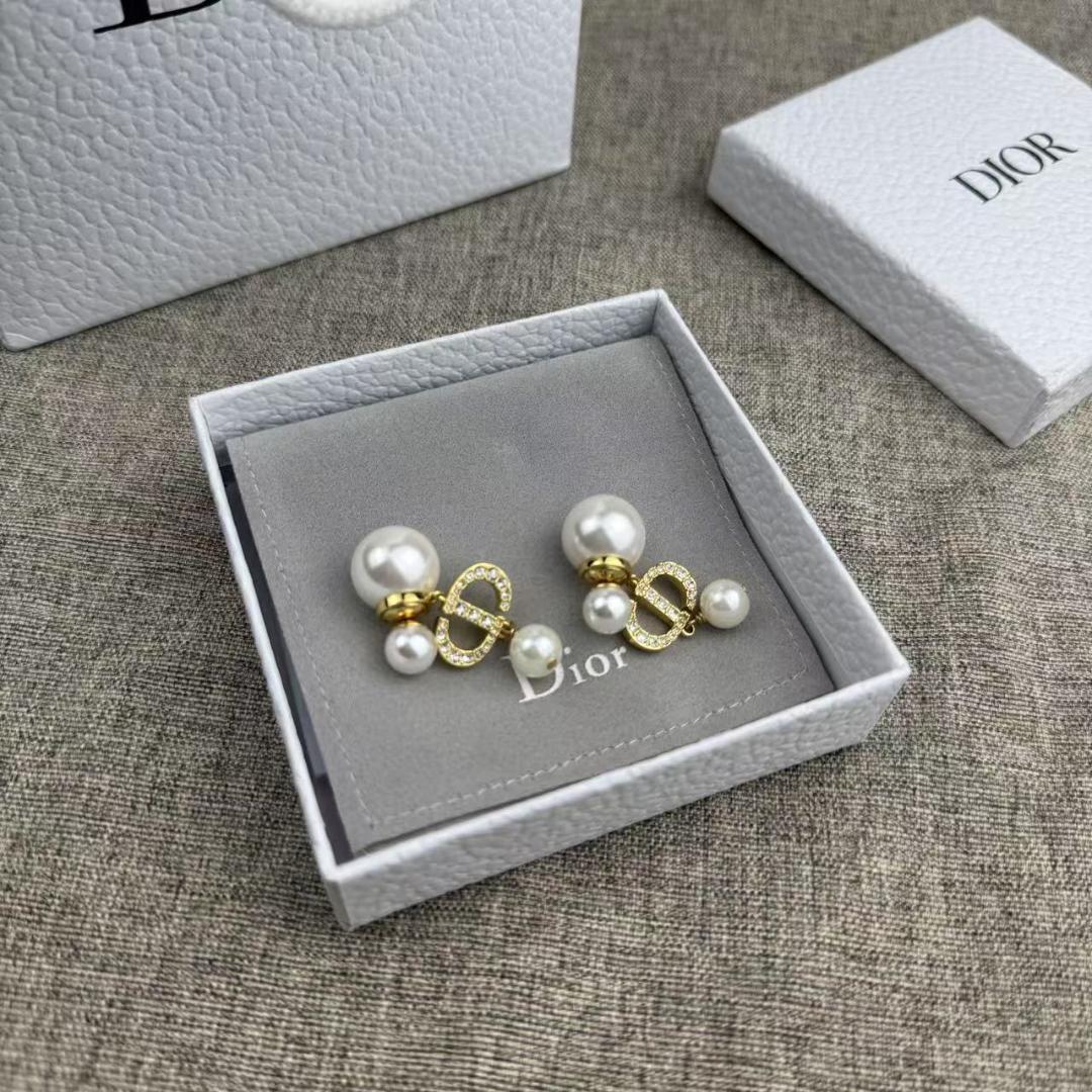 【上品パール♡自分へのご褒美に♡】DIOR ピアス Dior パール付きピアス ゴールド - メルカリ
