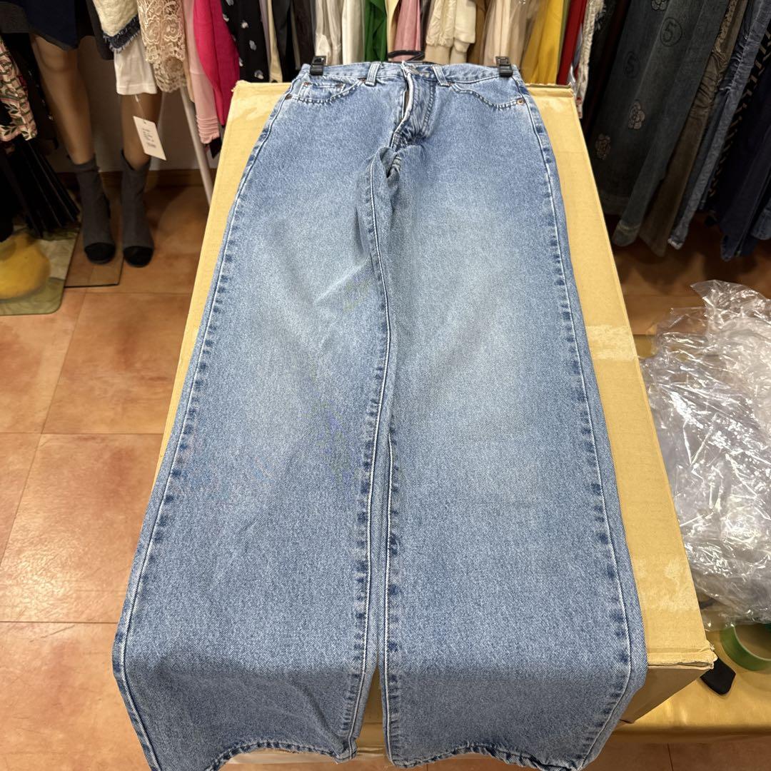 Fiobucci ライトブルーストレートデニム　28インチ