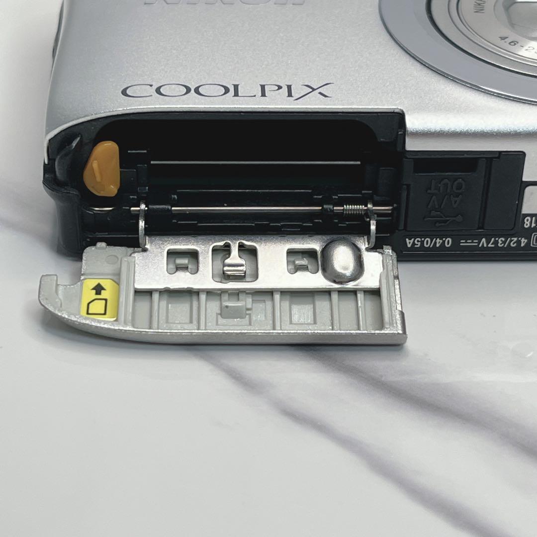 美品 Nikon ニコン COOLPIX A100 シルバー デジカメ