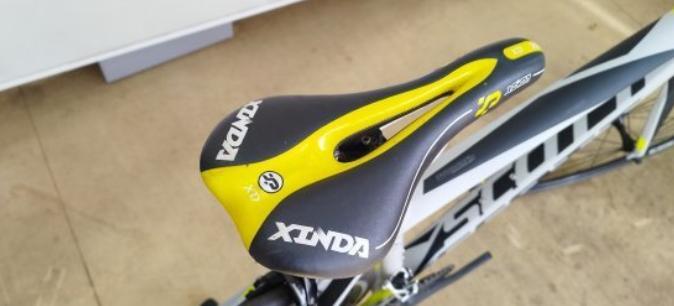 軽くて綺麗　スコット カーボンロードバイク　SCOTT CR1 20