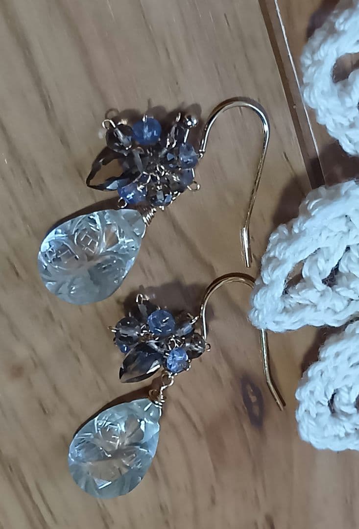 539/14kgfカービンググリーンアメジストと粒粒ピアス