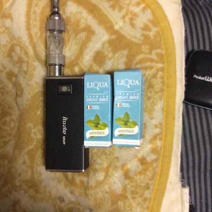 電子タバコ メンソールリキッド二つ付き 充電器付き