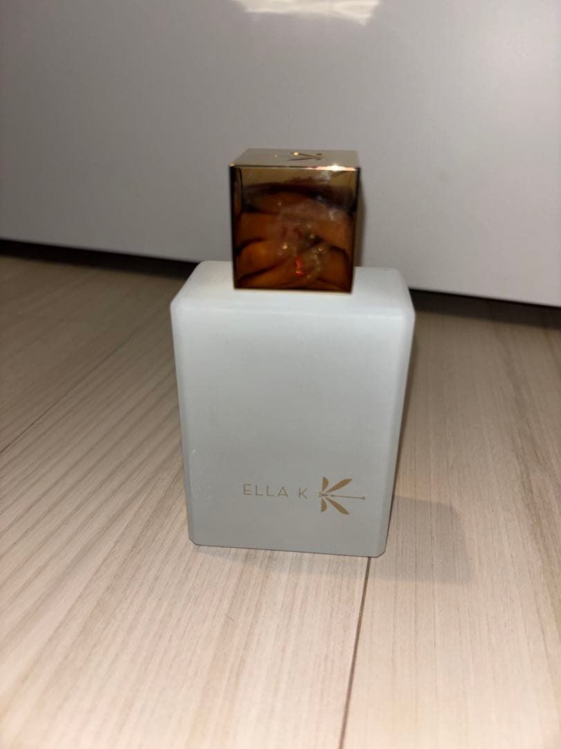 ELLA K 香水 スクエア型 ホワイト