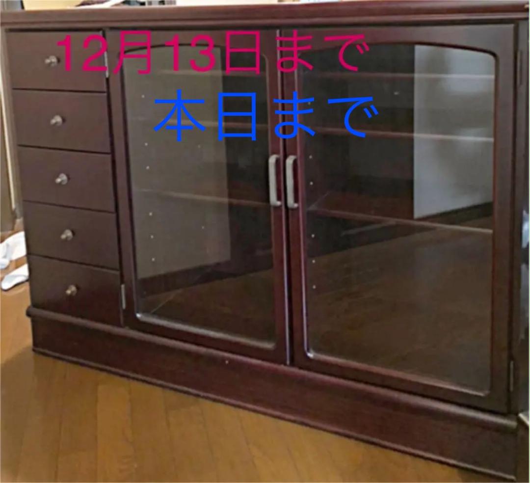 えんじ色のキャビネット