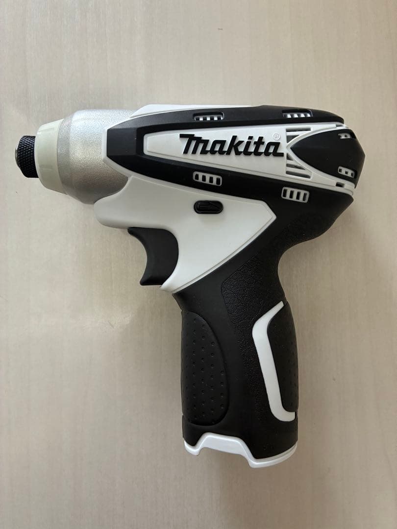 ︎ 中 Makita 電動インパクトドライバー