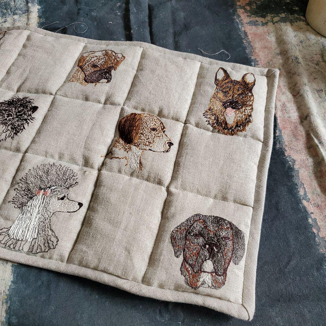 人気商品は ❁ハンドメイドになります❁ Mediumサイズ Dogsキルトマット テーブル用品