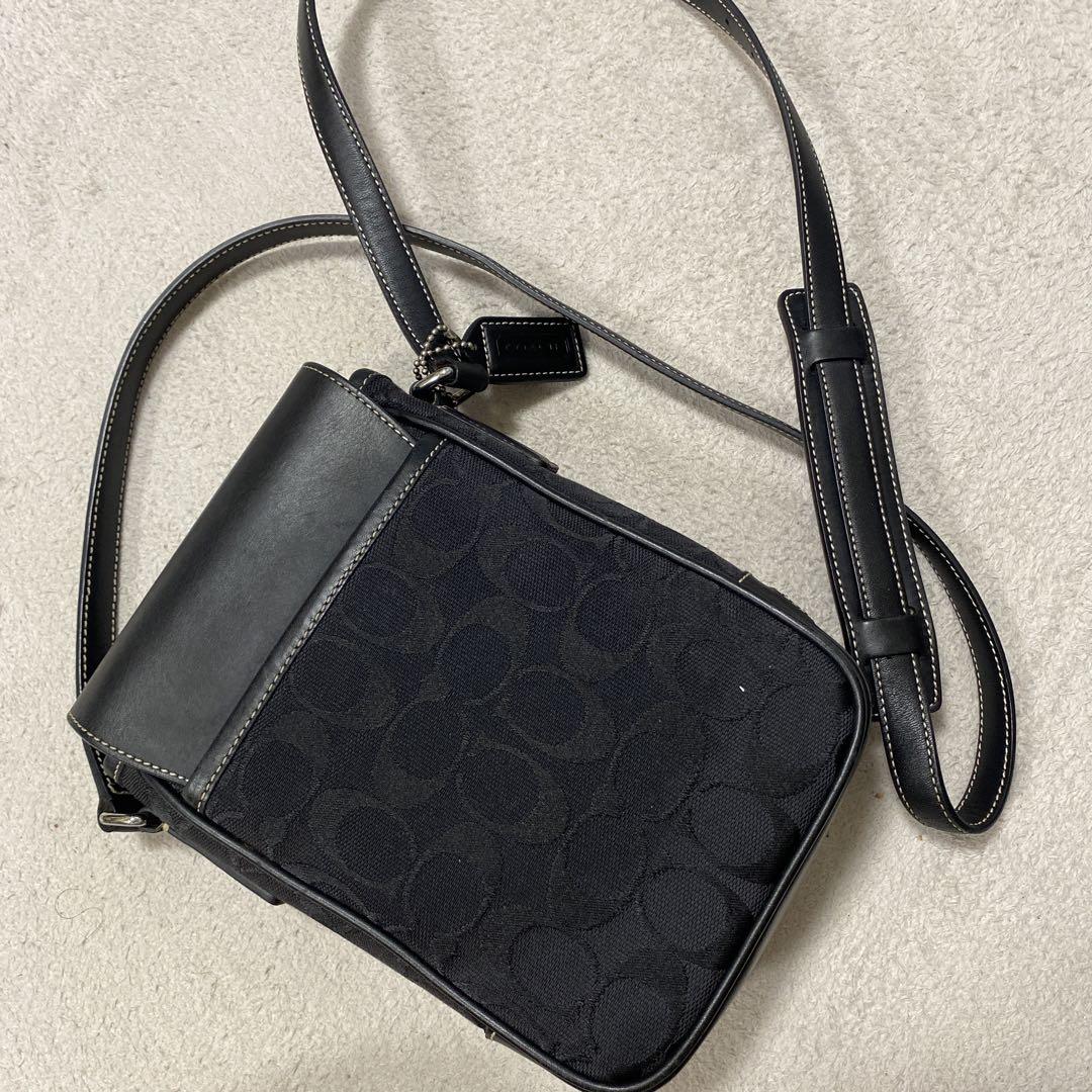 COACHブラックシグネチャー柄　斜め掛けバッグ