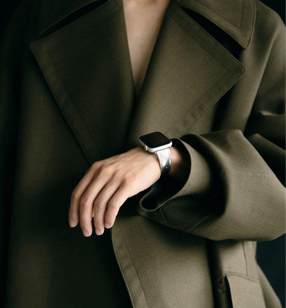 h'eres Apple Watch silver band