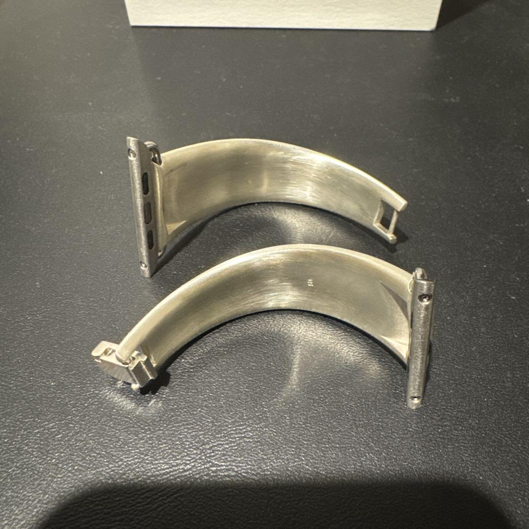 h'eres Apple Watch silver band