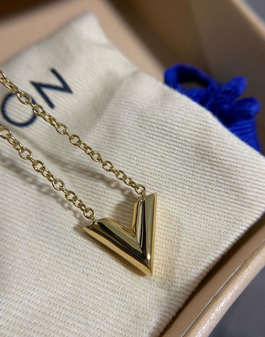 LOUIS VUITTON V字型ペンダントネックレス