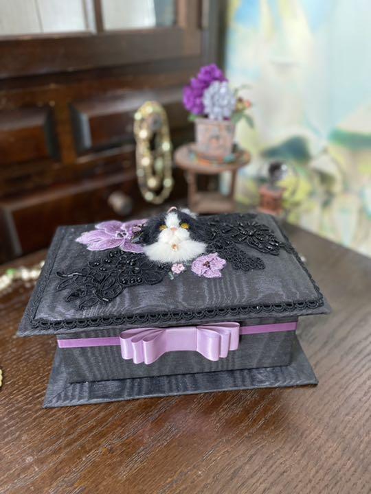 羊毛フェルト オシャレ猫のカルトナージュbox 白黒ハチワレ