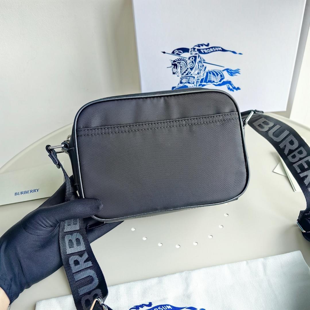 BURBERRY ブラック メッセンジャーバッグ - メルカリ