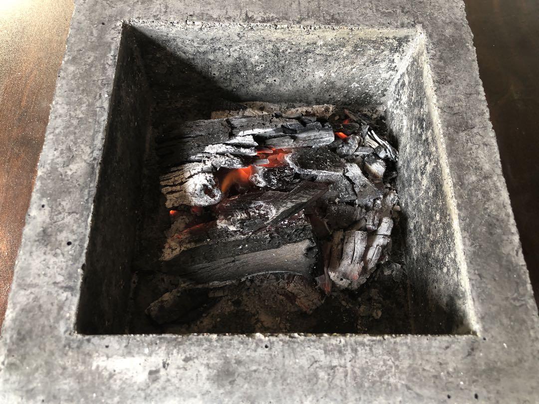 1人用炭焼きグリル【庵炉-ioriro- 黒】耐火セメント製 火鉢 七輪