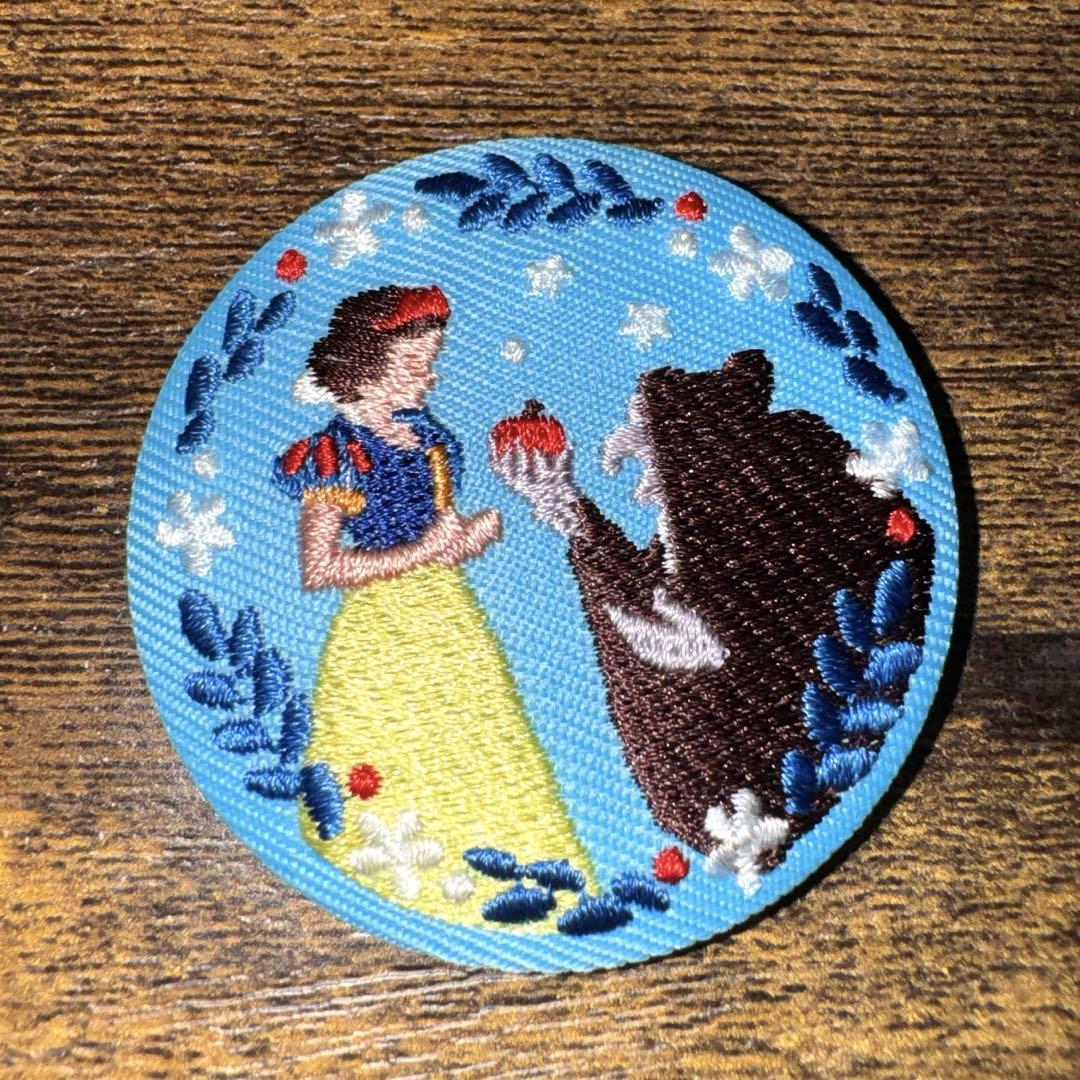 ディズニー刺繍缶バッチ 白雪姫 - メルカリ
