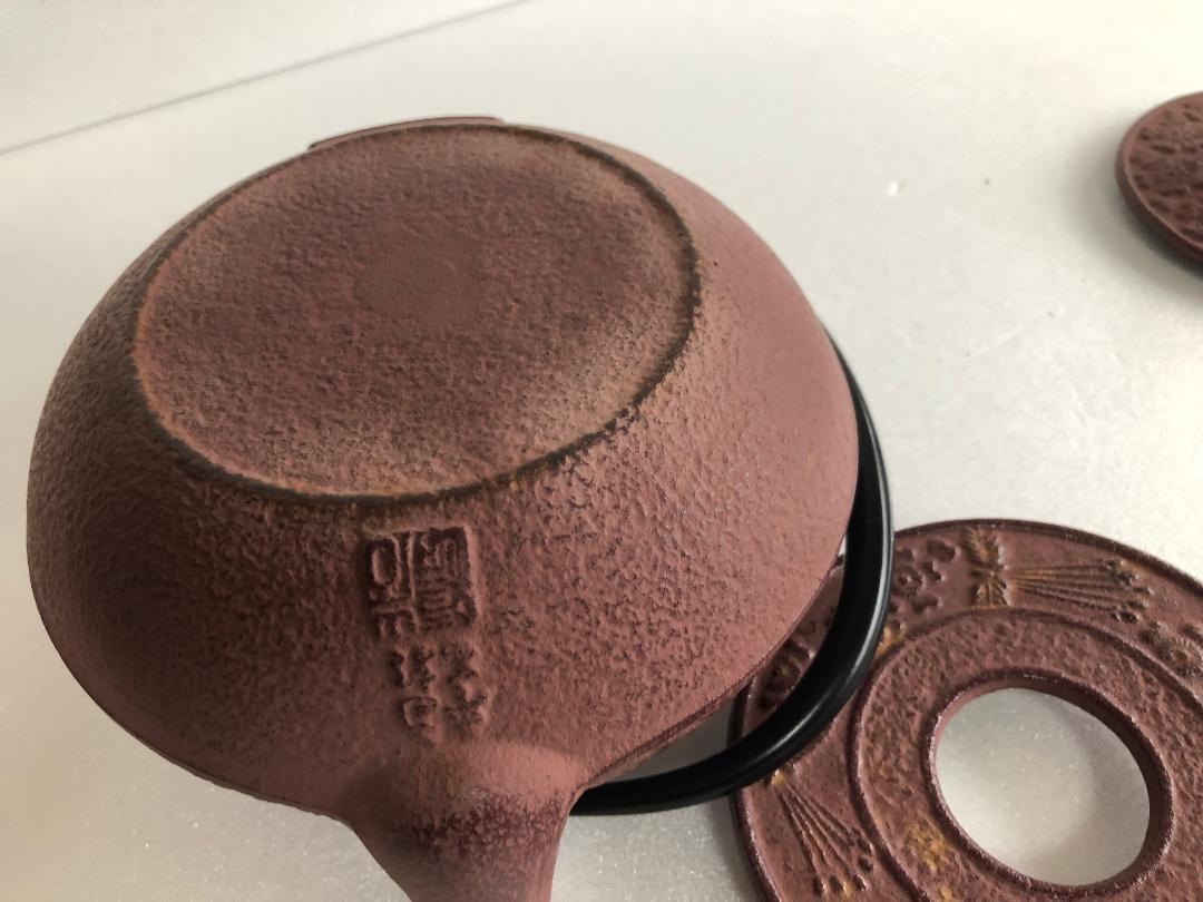 南部鉄瓶　岩鋳　　台座付き　　新品　美品