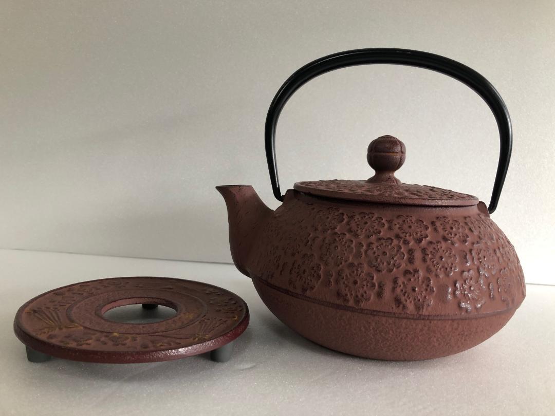 南部鉄瓶　岩鋳　　台座付き　　新品　美品