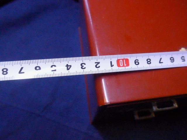 愛らし昔の桜の象嵌がある朱色の木製小物入れです。小ぶりでとても良い作りです 愛らし昔の桜の象嵌がある朱色の木製小物入れです。小ぶりでとても良い作りです