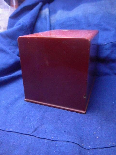 愛らし昔の桜の象嵌がある朱色の木製小物入れです。小ぶりでとても良い作りです 愛らし昔の桜の象嵌がある朱色の木製小物入れです。小ぶりでとても良い作りです