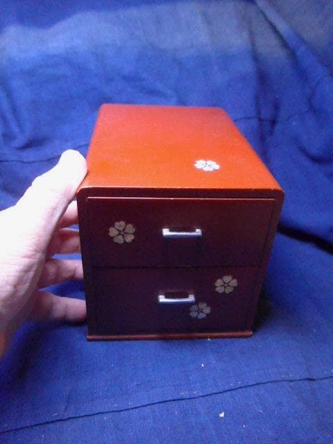 愛らし昔の桜の象嵌がある朱色の木製小物入れです。小ぶりでとても良い作りです 愛らし昔の桜の象嵌がある朱色の木製小物入れです。小ぶりでとても良い作りです