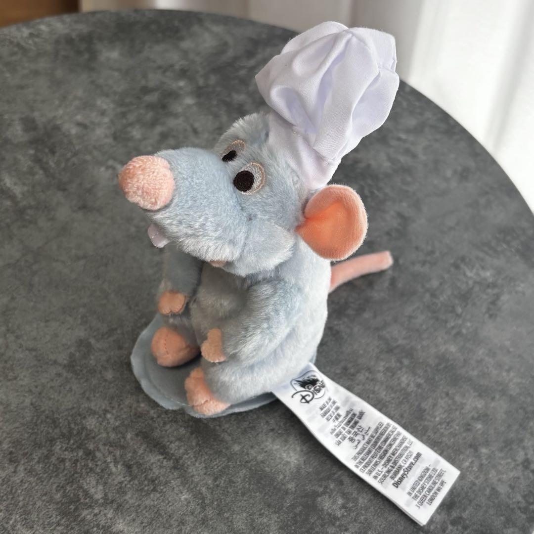 【公式】パリ限定　レミーの美味しいレストラン　肩乗せ　ぬいぐるみ DLP：パリからお迎えしたレミーくんがディズニーホテルの