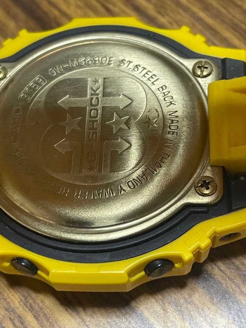 イエロー デジタル腕時計