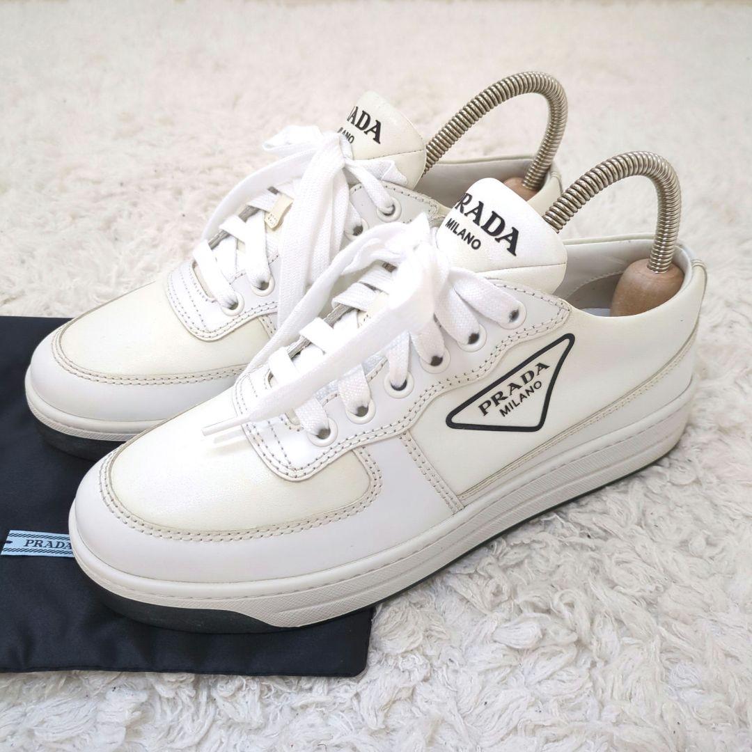 通販 送料無料  スニーカー 美品✨PRADA ローカット ホワイト レザー 三角ロゴ 靴
