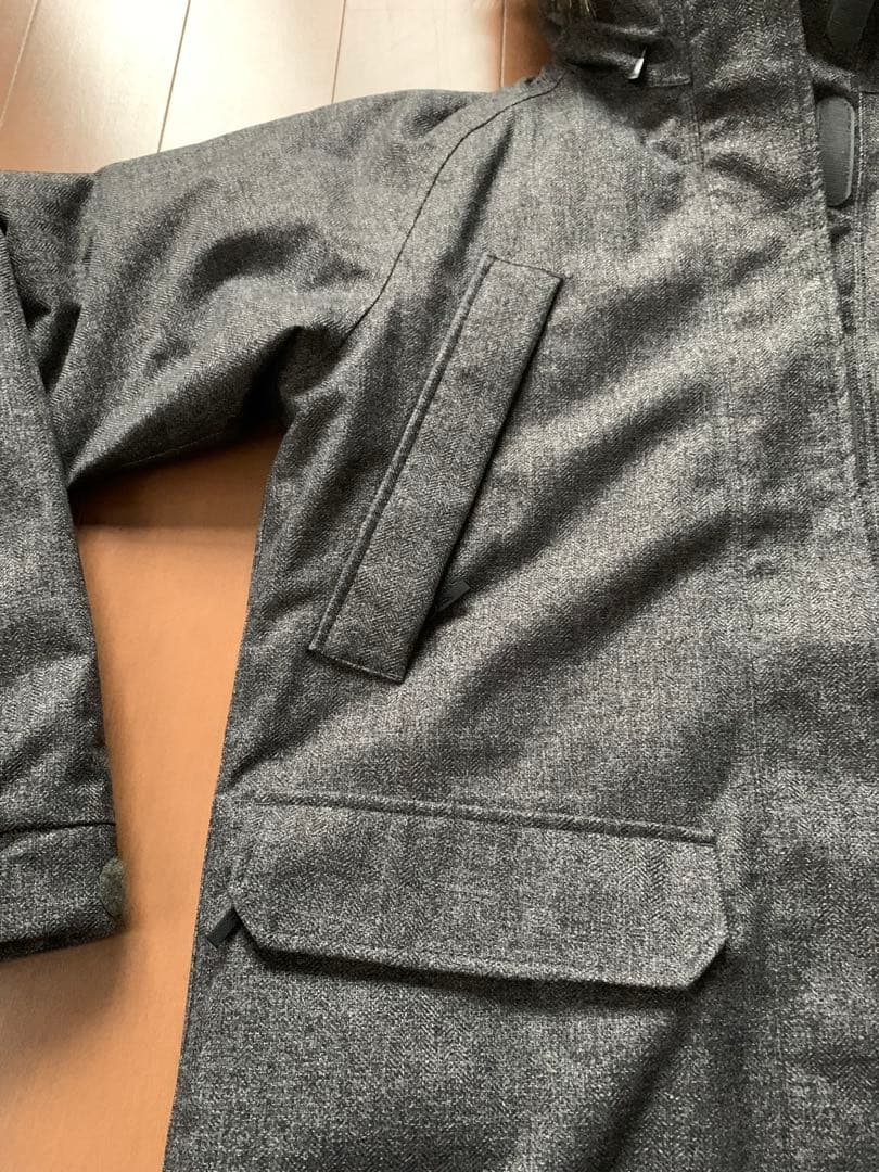 The North Face フード付きダウンジャケット グレー The North Face フード付きダウンジャケット グレー