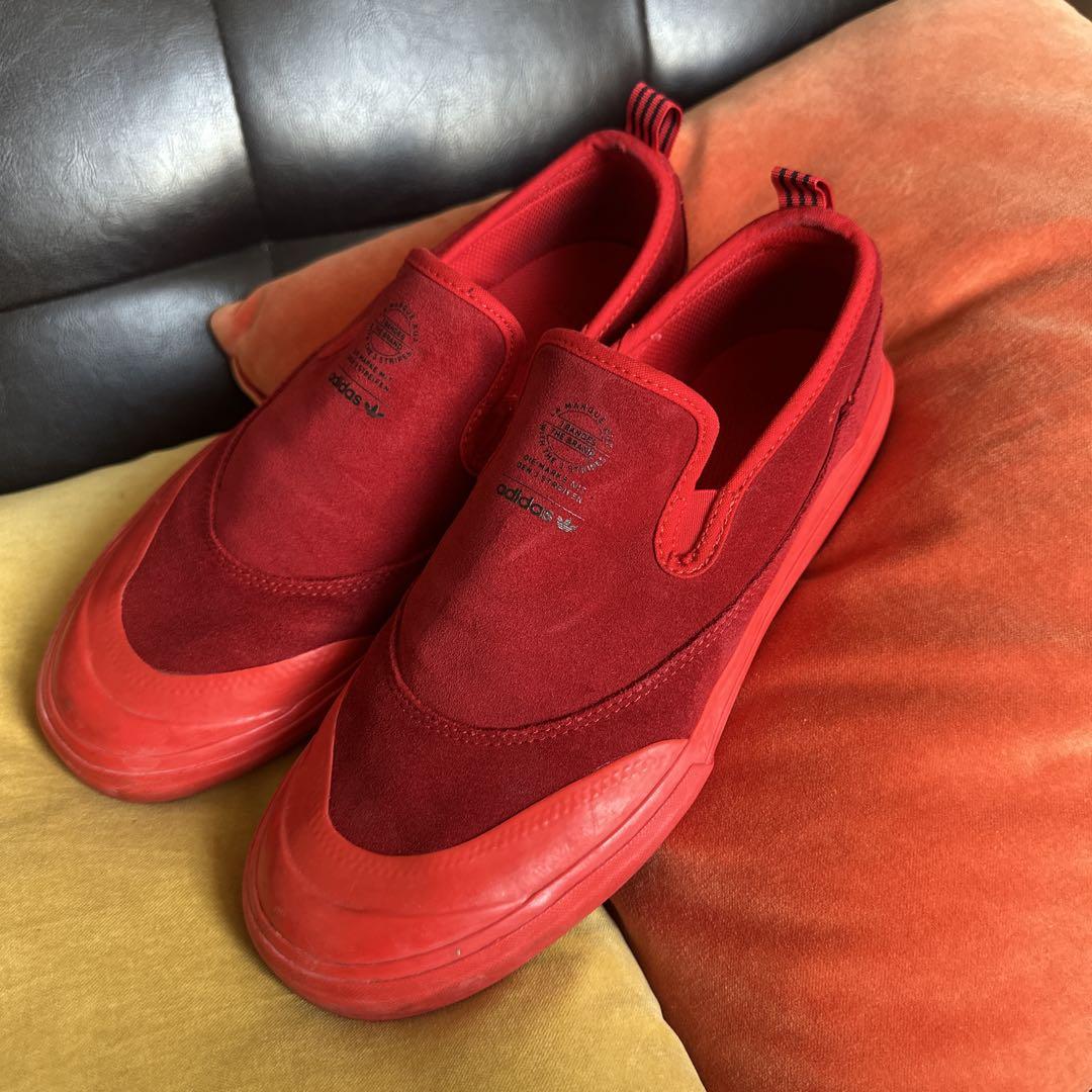 adidas レッド スリッポン