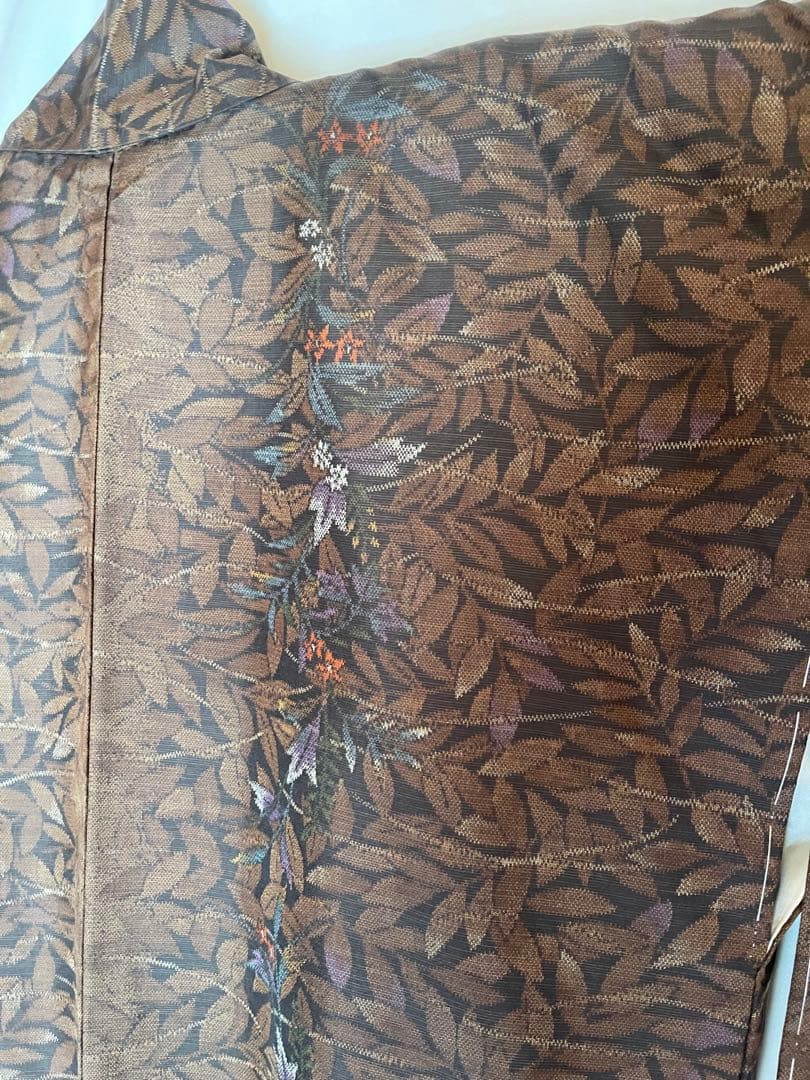 黒地に茶色い木の葉柄