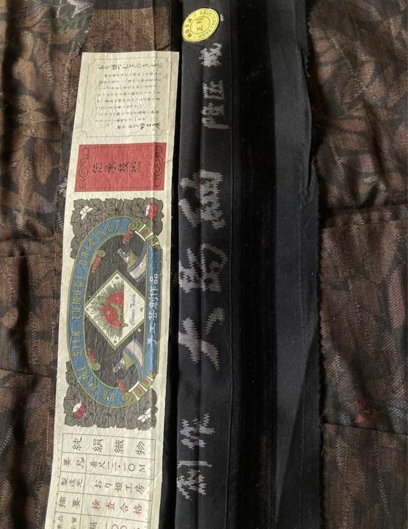 黒地に茶色い木の葉柄