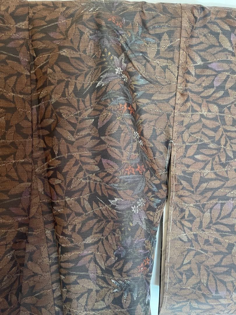 しつけ糸付 黒地に茶色い木の葉柄