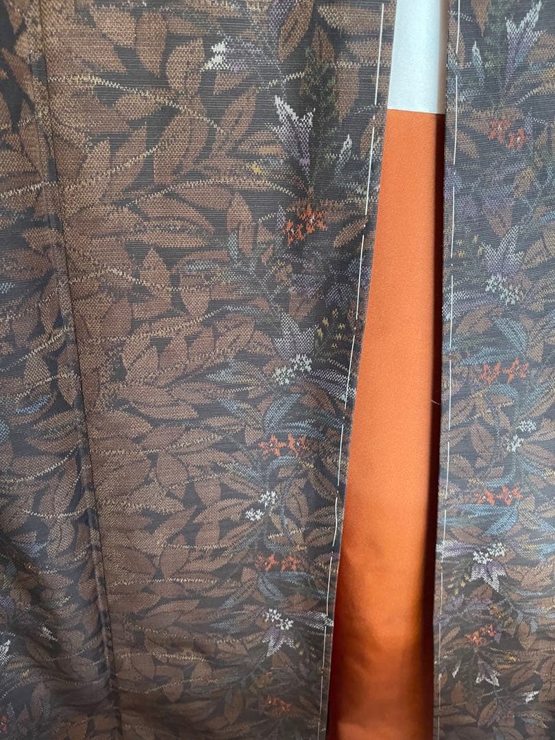 黒地に茶色い木の葉柄