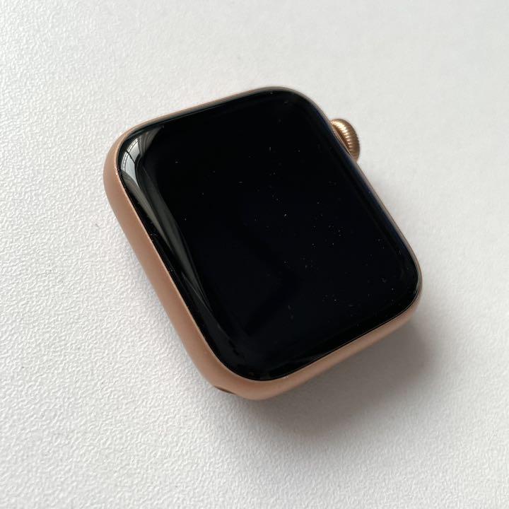 低価定番 美品 Apple Watch SE 40mm ゴールド BT100% 長期保証 UvyQz-m38324984414 超激安人気