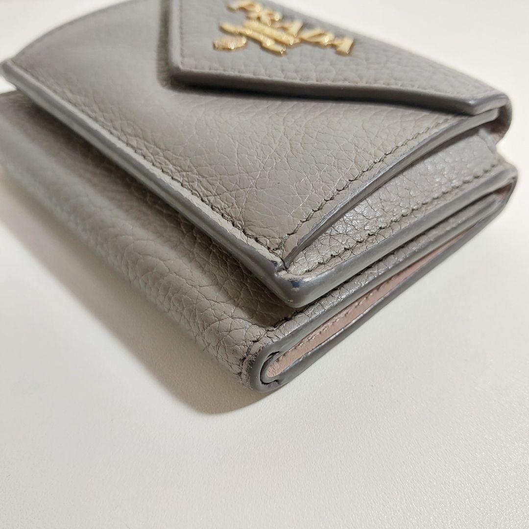 プラダ メタルロゴ 三つ折り財布 コンパクト財布 レザー グレー 1MH021