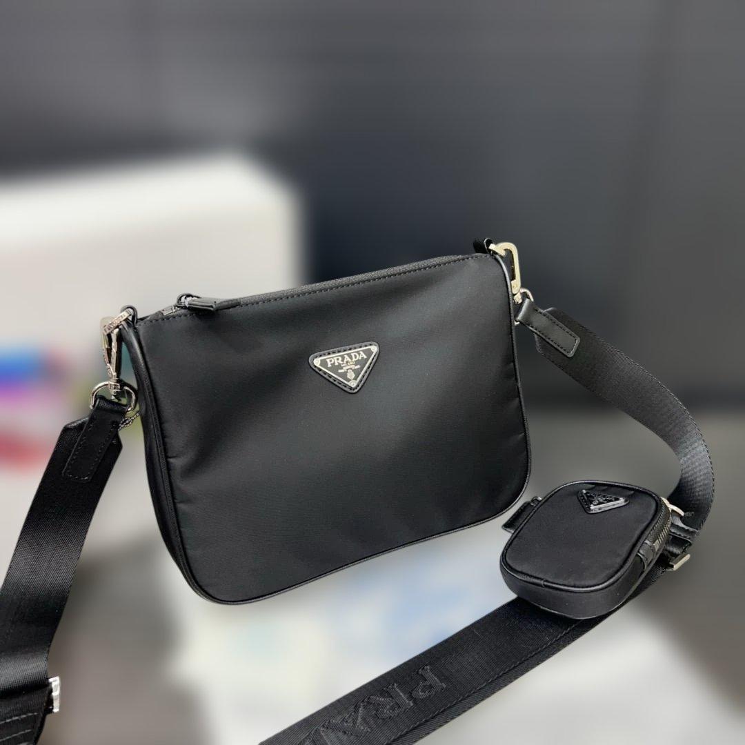 PRADA ブラック ショルダーバッグ 小型ポーチ付き PRADA ブラック ショルダーバッグ 小型ポーチ付き