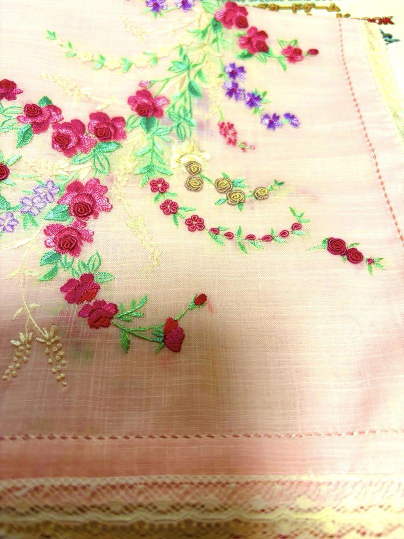 クラッシック・ザ・スモールラグジュアリー　バラ花柄刺繍 ハンカチ ピンク　未使用 クラッシック・ザ・スモールラグジュアリー バラ花柄刺繍