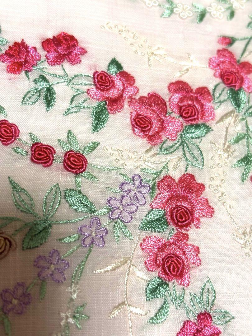 クラッシック・ザ・スモールラグジュアリー　バラ花柄刺繍 ハンカチ ピンク　未使用 クラッシック・ザ・スモールラグジュアリー バラ花柄刺繍